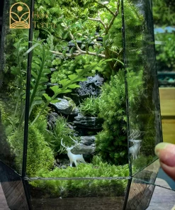 Chi tiết bố cục đa tầng và lớp rêu rừng xanh mướt trong tác phẩm Lộc Linh Sơn